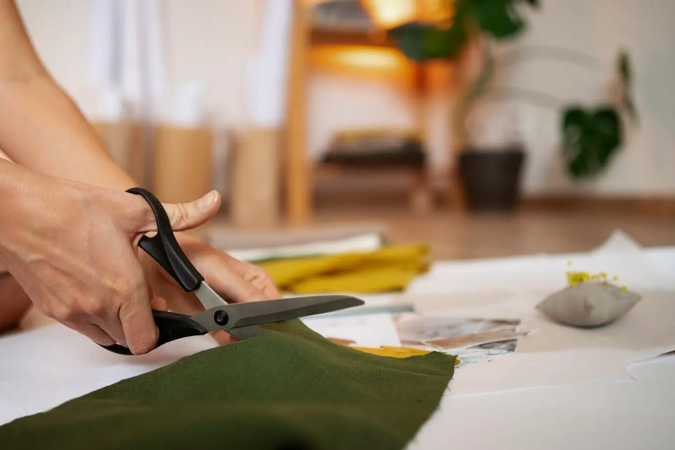 Seitliche Ansicht einer Frau, die ein Vision Board erstellt.