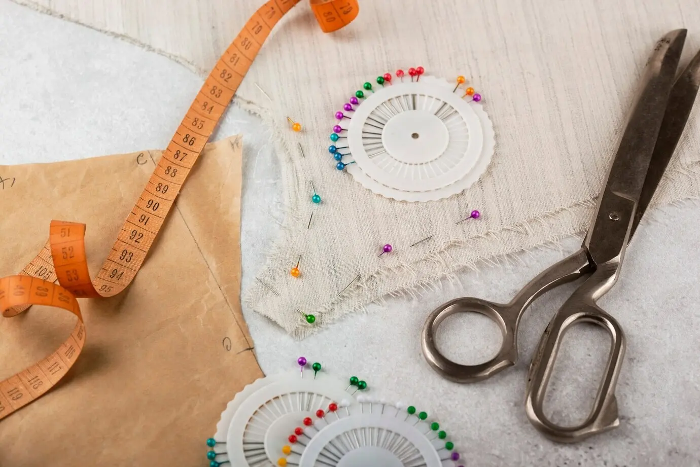 Stillleben mit arrangierten Schneiderutensilien