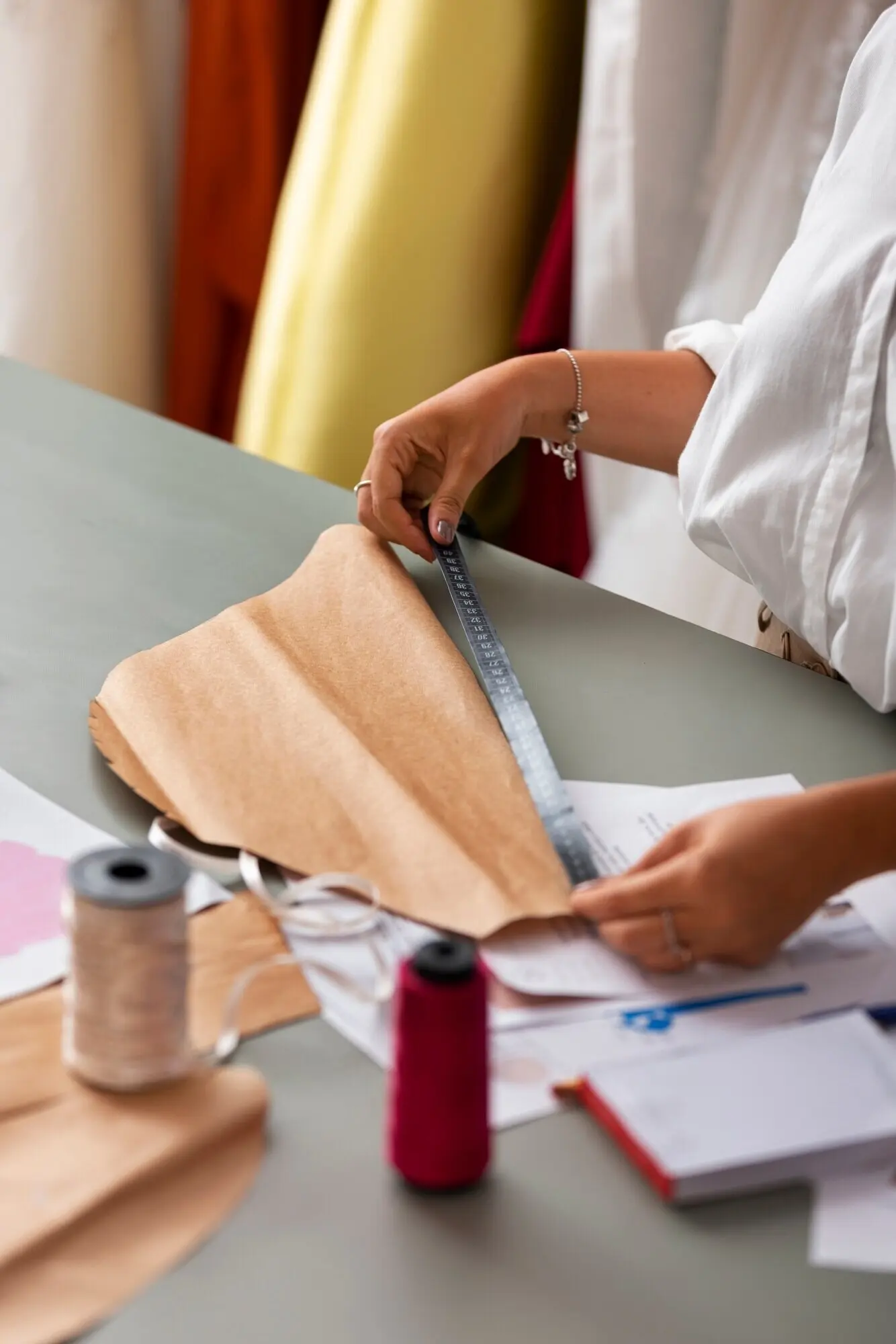 Draufsicht auf eine Frau, die als Bekleidungsdesignerin arbeitet.