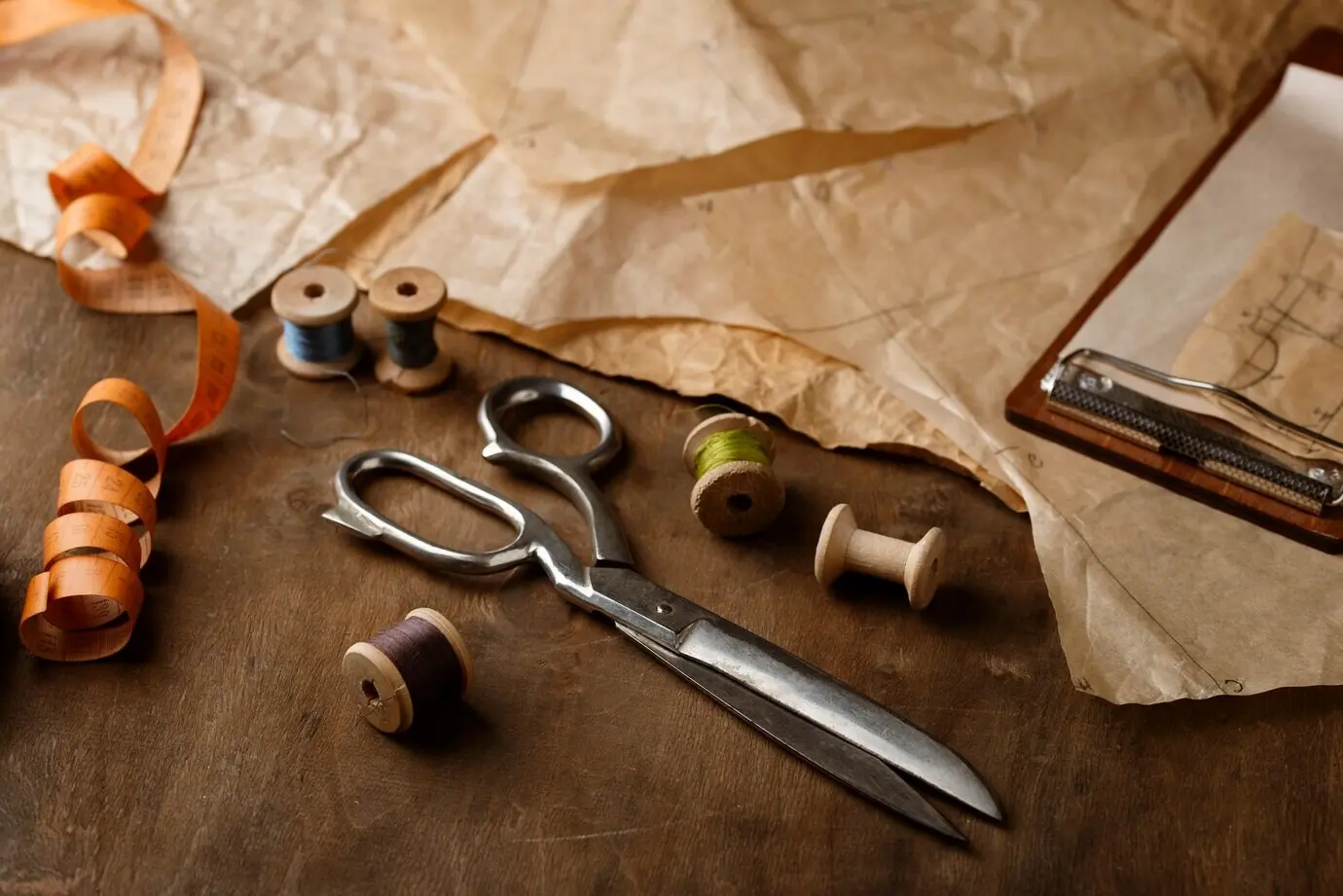 Stillleben mit angeordneten Schneidereigegenständen.