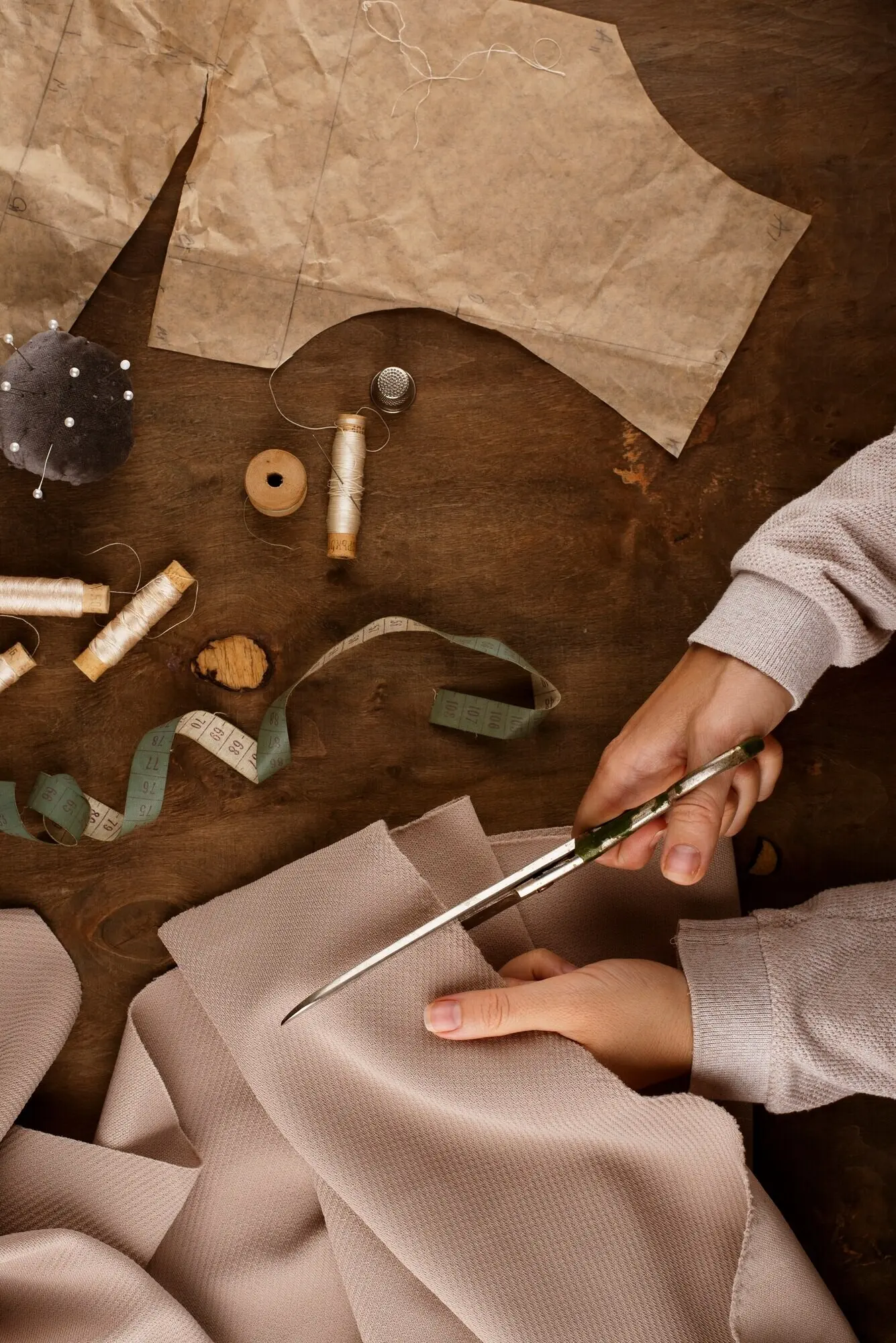 Stillleben mit einer Anordnung von Schneiderutensilien